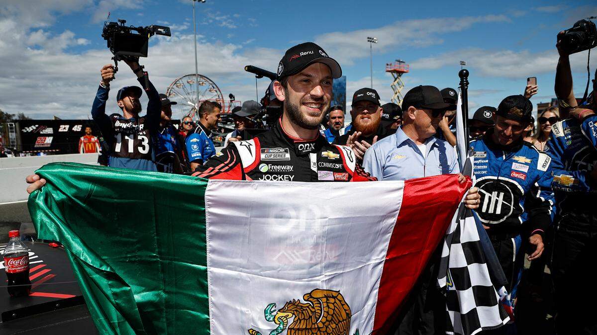 Daniel Suárez celebra tras ganar su primera carrera en la serie mayor de NASCAR, el domingo último en Sonoma, California, y asegurar su clasificación a los playoffs en la presente temporada.