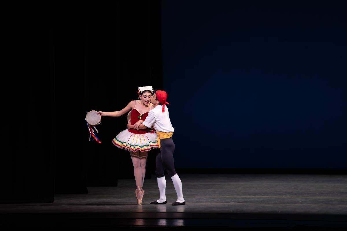  Taylor Naturkas y Satoki Habuchi en “Tarantela”, coreografía de George Balanchine. 