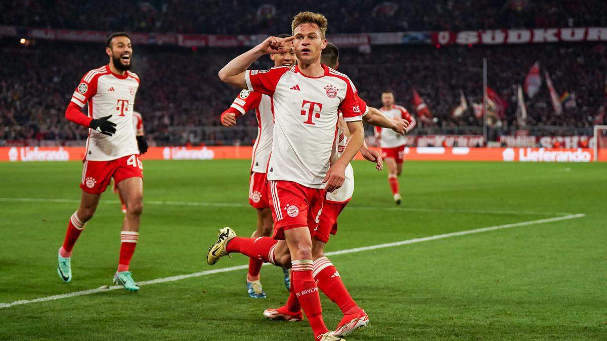 El jugador del Bayern Munich Joshua Kimmich (centro) celebra tras anotar el gol del triunfo de su equipo ante Arsenal, en el partido de vuelta de los cuartos de final de la Liga de Campeones, efectuado en Munich, Alemania.