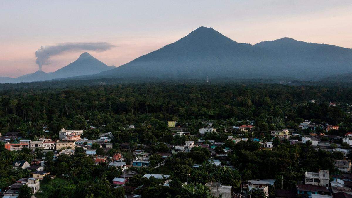 Los volcanes al este de La Ceiba, Guatemala, durante un amanecer en octubre.