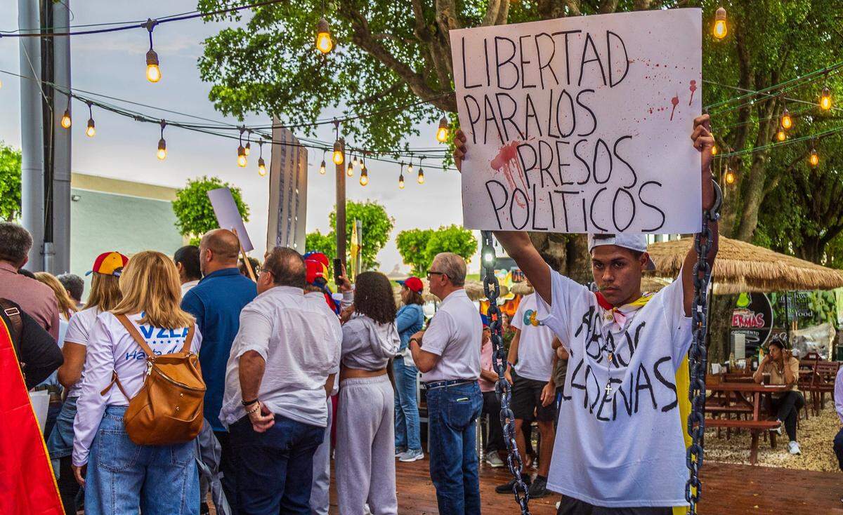 Frederick Parra, se unió a un grupo de venezolanos residentes en el Sur de la Florida que protestaron en el Garage Café Bistro en Doral mientras la líder María Corina Machado llamó una vez más a los venezolanos de todo el mundo a movilizarse un mes después del fraude electoral que declaró a Nicolás Maduro, ganador en las pasadas elecciones del 28 de julio. El miércoles 28 de agosto de 2024.