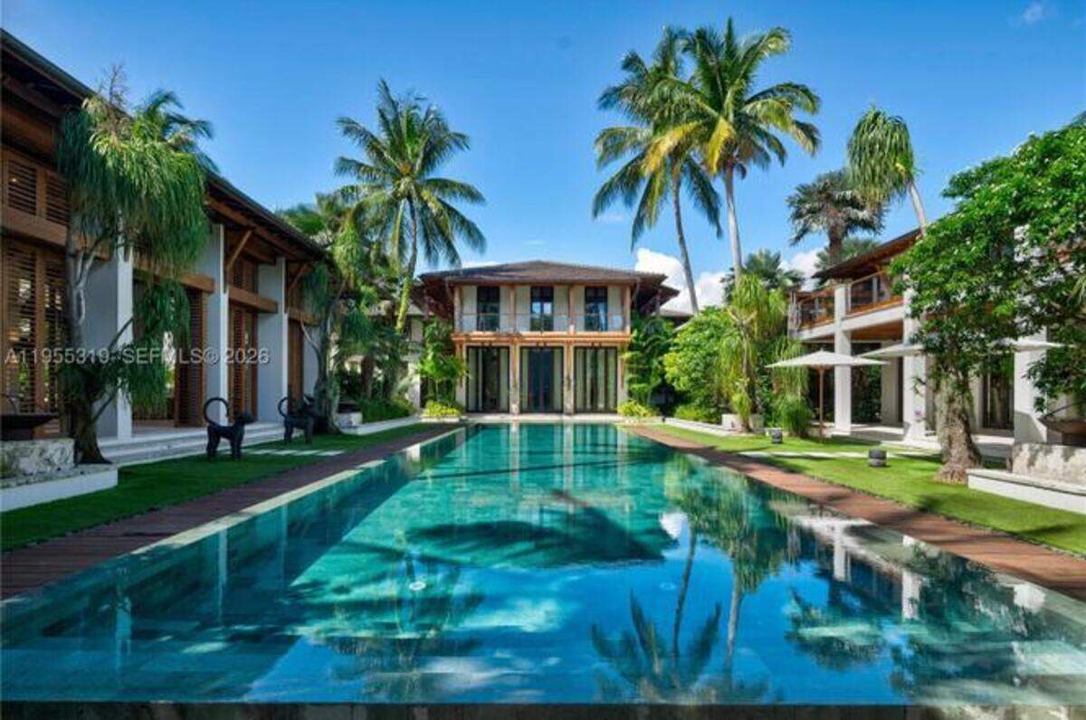 Vista de la piscina en la mansión de John Ruiz en Gables Estates. En esta casa frente al agua, que dispone de 10 dormitorios, se rodaron escenas de ELON: The Tesla Story.