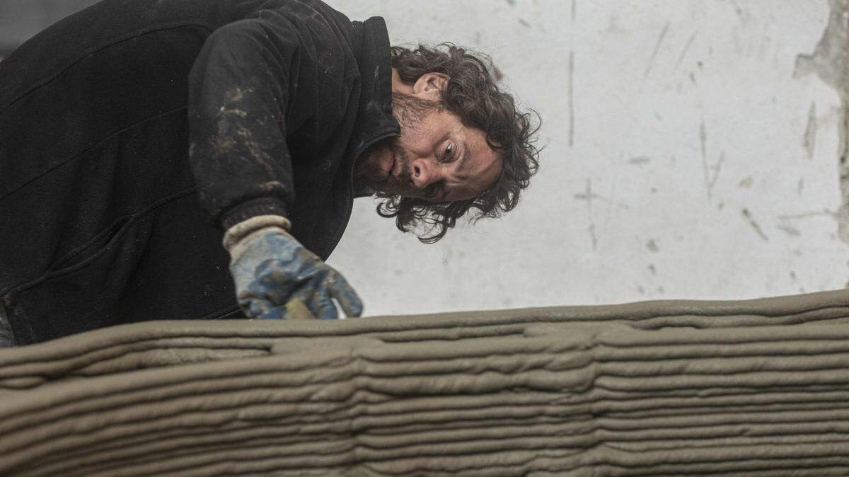 El escultor Michal Trpak verifica la impresión 3D de la primera casa de concreto en la ciudad de Ceske Budejovice, República Checa, el 15 de junio de 2020.