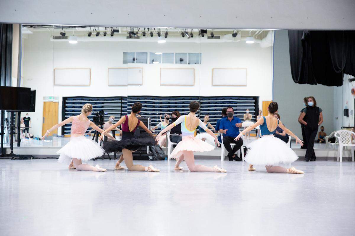 Bailarinas de MCB ensayan “El Lago de los Cisnes” con Joan Latham, Alexei Ratmansky, Tatiana Ratmansky y Lourdes López.
