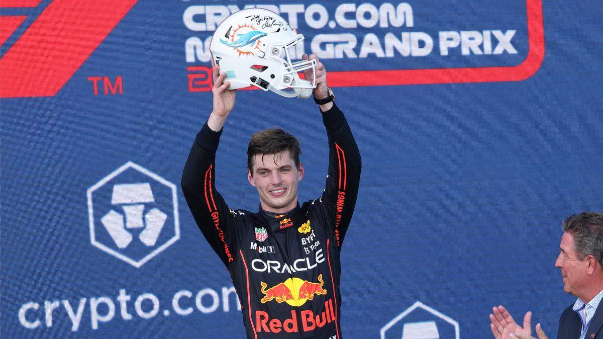 El piloto de Red Bull, Max Verstappen, levanta un casco de footballl firmado que le dio Dan Marino después de ganar la carrera del Gran Premio de Fórmula Uno de Miami en el Autódromo Internacional de Miami, el domingo 8 de mayo de 2022 en Miami Gardens, Florida.