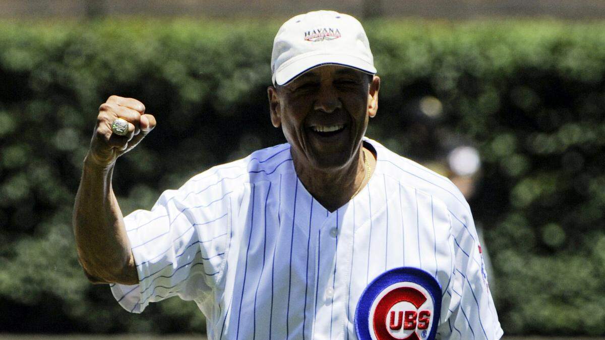 17 de junio de 2016; Chicago, Illinois, EE. UU.; El exjardinero de los Chicago Cubs, José Cardenal, reacciona tras realizar el primer lanzamiento ceremonial antes del partido contra los Pittsburgh Pirates en el Wrigley Field. Crédito obligatorio: Matt Marton-USA TODAY Sports