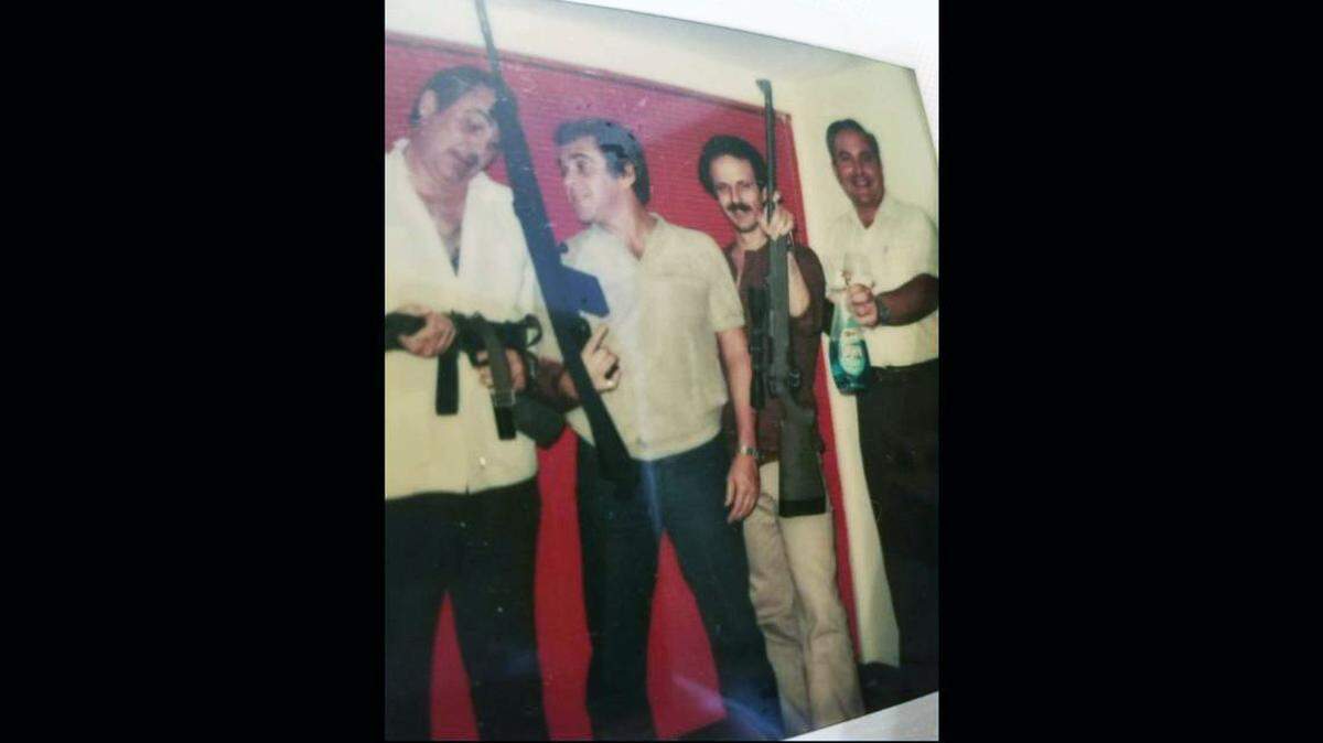  Ricardo Morales, conocido como “el Mono” (segundo a la izquierda) y su equipo de “limpieza” posando con la CIA proporcionaron rifles de francotirador. Se desconocen la fecha y el lugar de la foto. CORTESIA DE RICARDO MORALES JR.