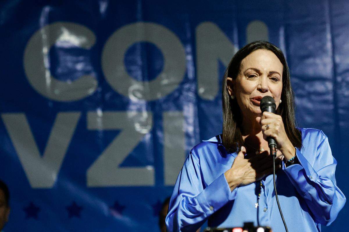 María Corina Machado, candidata presidencial de la oposición, habla con sus partidarios después de recibir los resultados de las primarias de la oposición el 23 de octubre de 2023, Venezuela, Caracas.