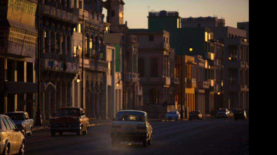 El tráfico se mueve a lo largo de la carretera malecón de La Habana, Cuba, el Sábado, 31 de enero 2015.