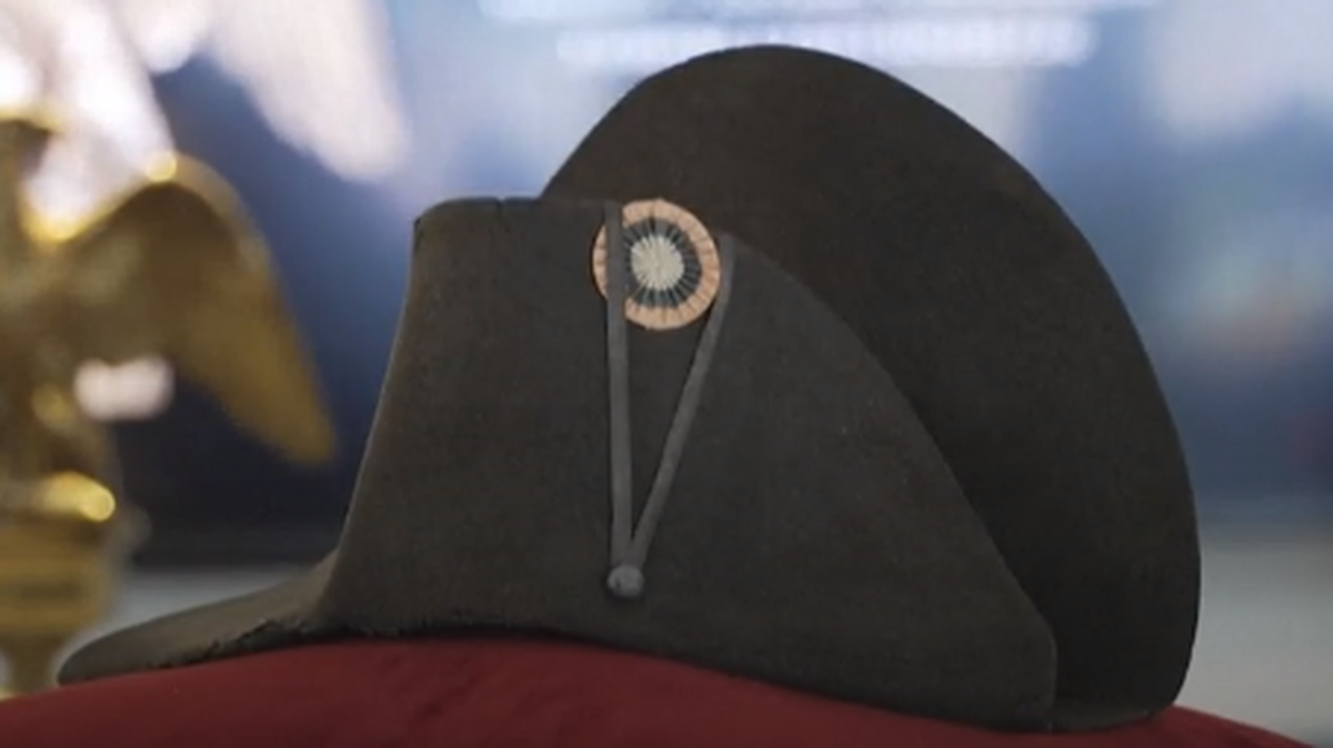Una gorra bicorne de fieltro descolorido y agrietado que usó Napoleón Bonaparte se vendió el domingo por $2,1 millones en una subasta de las pertenencias del emperador francés.