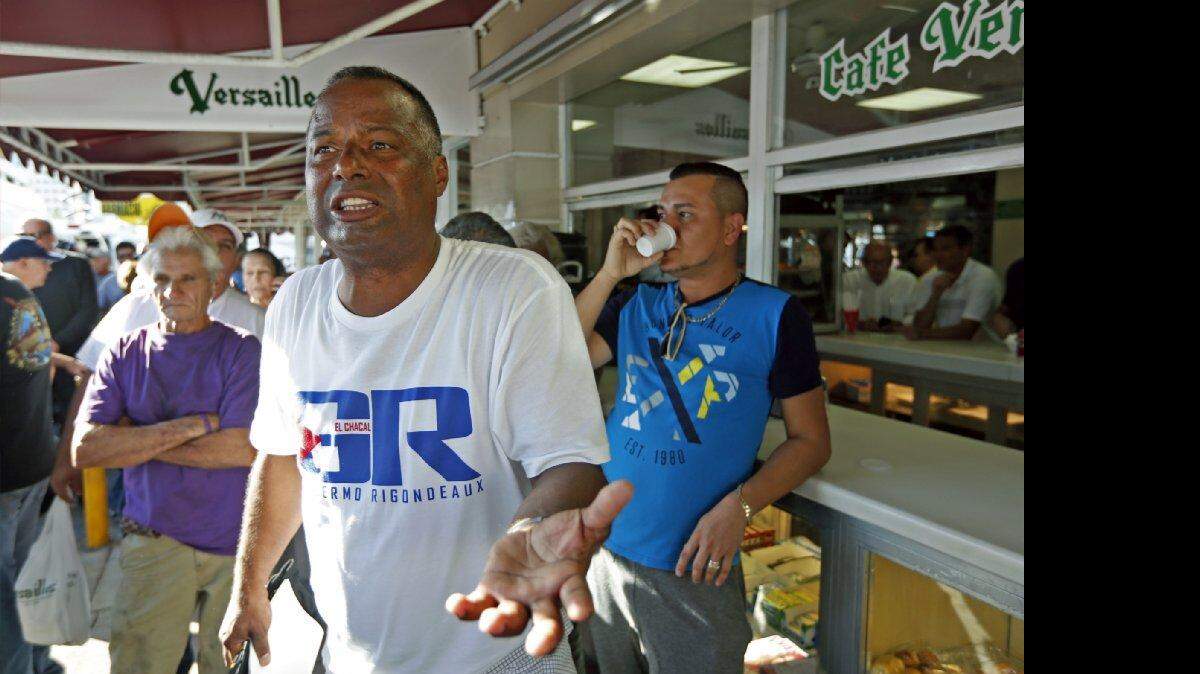 Isae Ramón Castellanos  protestan en el Restaurante  Versailles en Miami en diciembre del 2014.
