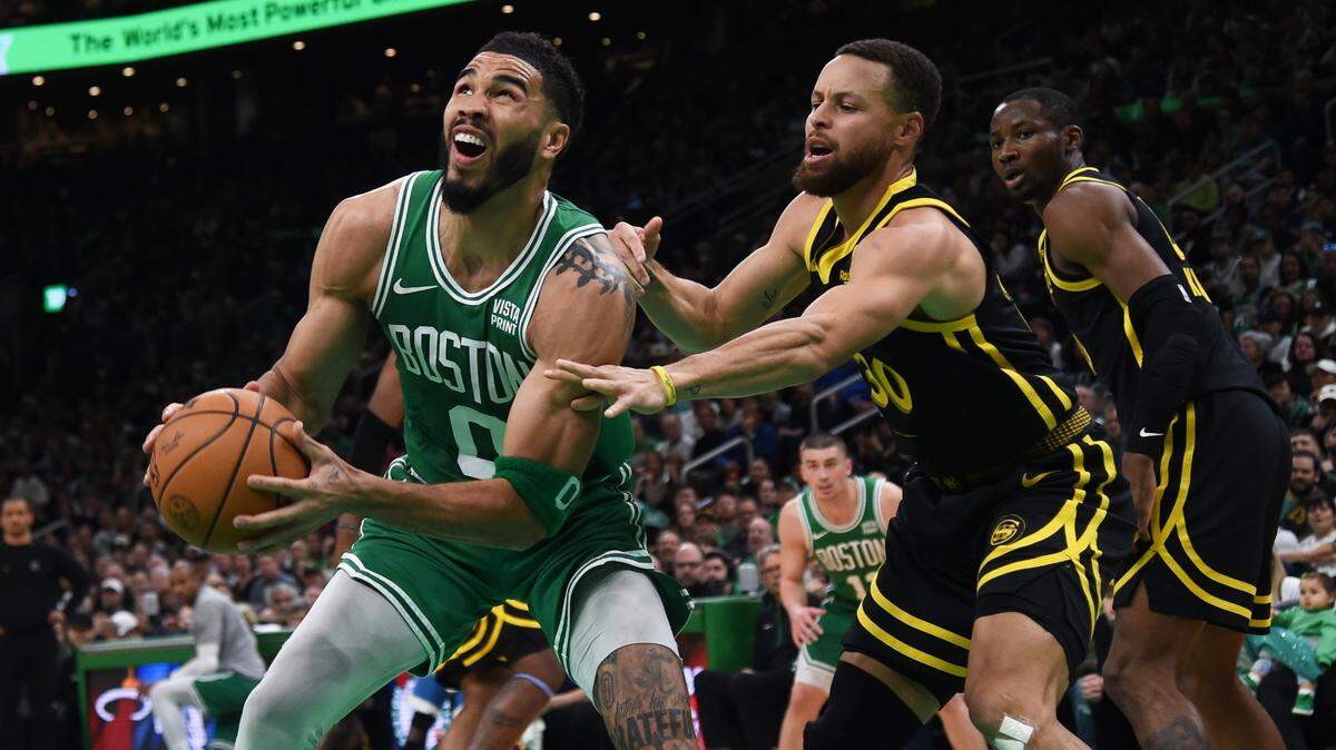 El jugador de los Celtics Jayson Tatum (izq.) controla la pelota ante la marca de Stephen Curry, de los Warriors de Golden State, en el partido celebrado el 3 de marzo de 2024 en Boston.