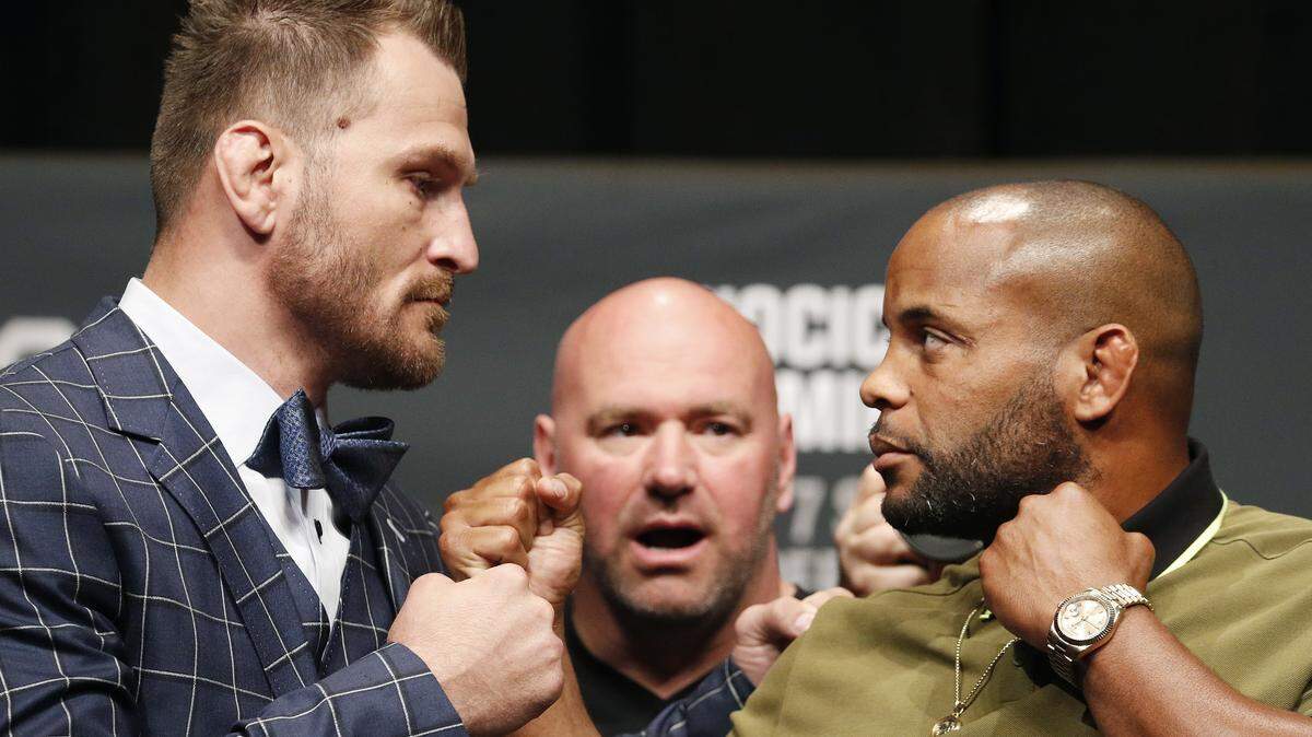 STIPE MIOCIC y Daniel Cormier (d) durante una conferencia de prensa en Las Vegas.