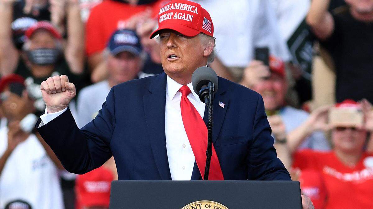 El presidente de Estados Unidos, Donald Trump, hace un gesto mientras se dirige a sus seguidores en un mitin de campaña en las afueras del estadio Raymond James el 29 de octubre de 2020 en Tampa, Florida.
