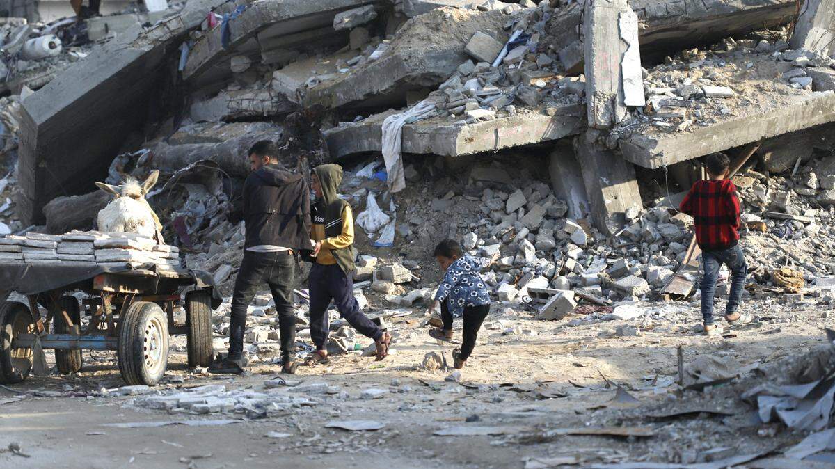 Palestinos tratan de continuar con sus rutinas diarias en medio de la destrucción, en el campo de refugiados de Jabalia en el norte de Gaza, el sábado 8 de marzo de 2025.