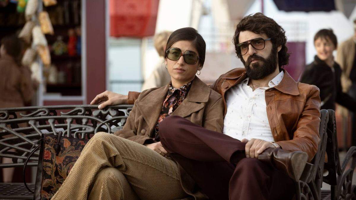En Coral Gables Art Cinema la comedia dramática ‘Jokes & Cigarettes’ (2023) del realizador David Trueba con las actuaciones de David Verdaguer y Carolina Yuste que retrata los primeros años de carrera del humorista catalán Eugenio Jofra.