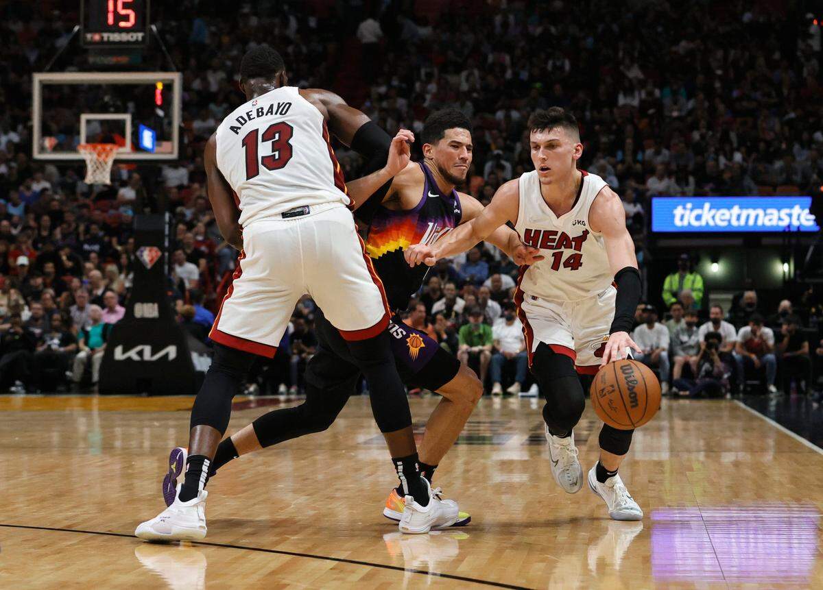 El jugador del Heat Tyler Herro (14) anotó 17 puntos en el partido ante los Suns de Phoenix, celebrado el 9 de marzo de 2022 en Miami.