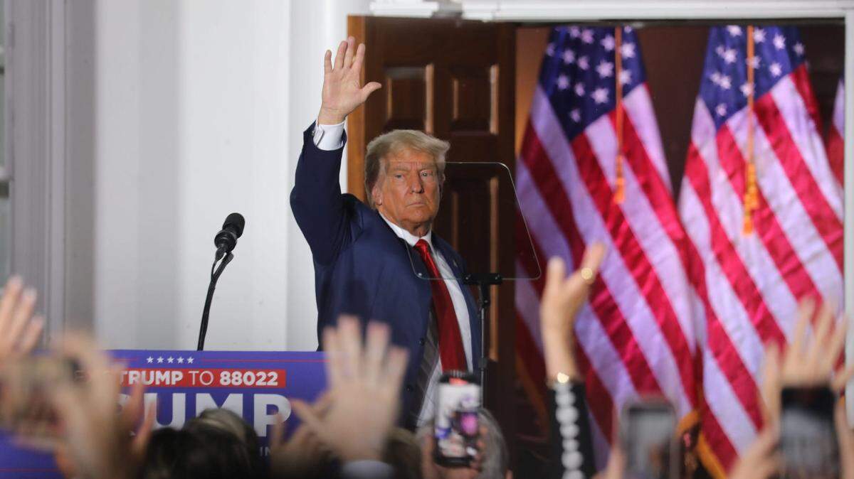 El expresidente de Estados Unidos Donald Trump saluda al público durante un evento de campaña en Nueva Jersey, el martes 13 de junio de 2023.