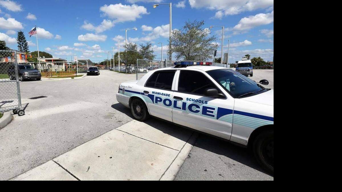 Una adolescente fue arrestada el miércoles después que llevó un arma cargada a la escuela intermedia Carol City, ubicada en Miami Gardens.