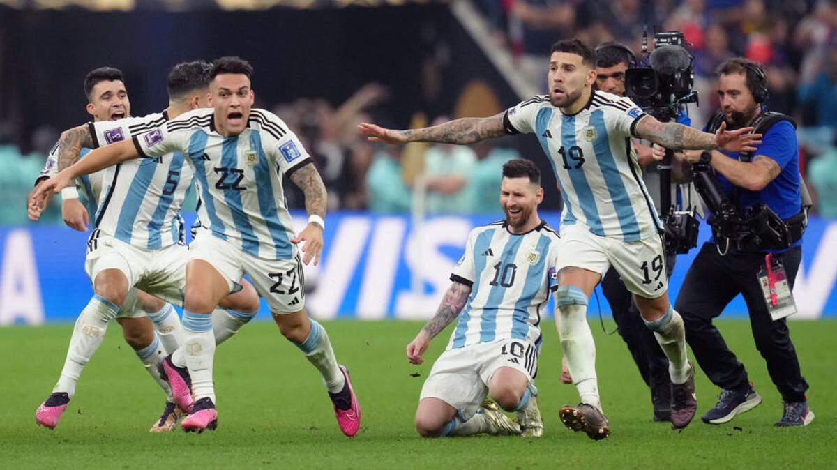 Lionel Messi cae de rodillas para celebrar después de que su compatriota Gonzalo Montiel anotara el gol decisivo en la tanda de penaltis ante Francia en la final de la Copa Mundial, efectuada el 18 de diciembre de 2022 en Lusail, Catar.
