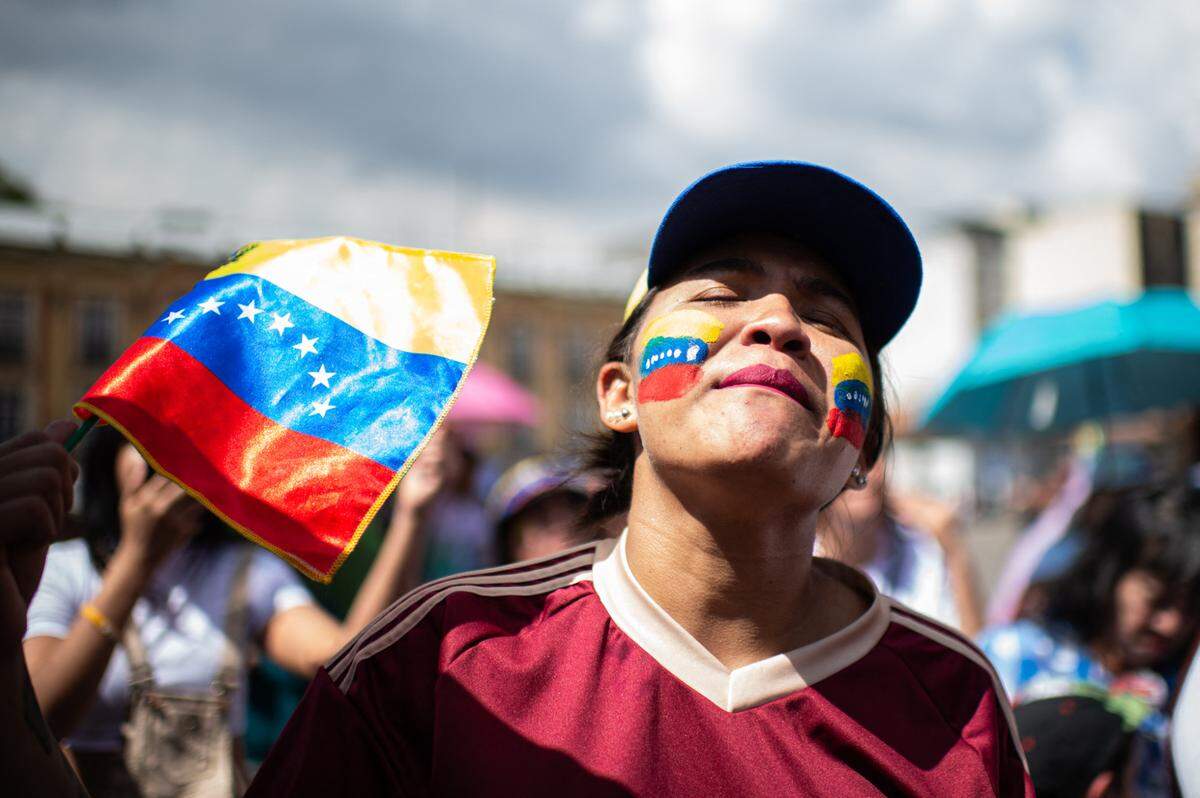 Cientos de venezolanos protestan contra la toma de posesión del gobernante Nicolás Maduro, en el poder desde 2013, durante una manifestación en Bogotá, Colombia, el 10 de enero de 2025.