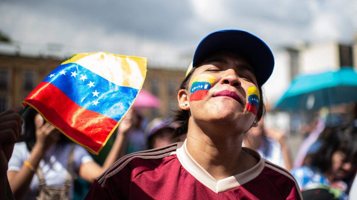 Cientos de venezolanos protestan contra la toma de posesión del gobernante Nicolás Maduro, en el poder desde 2013, durante una manifestación en Bogotá, Colombia, el 10 de enero de 2025.