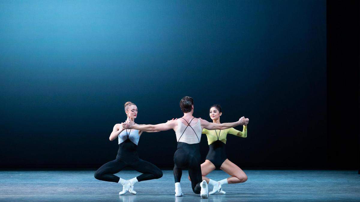 Hannah Fischer, Steven Loch y Mayumi Enokibara en “Coincident Dances”, de Pam Tanowitz.