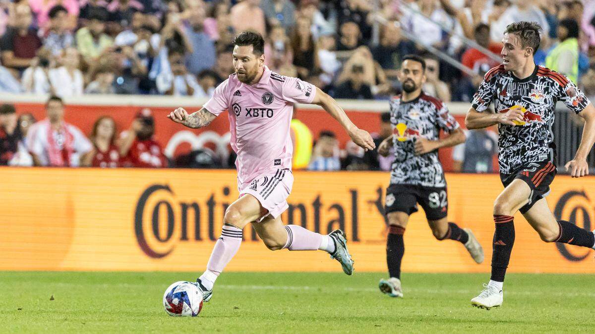El delantero del Inter Miami Lionel Messi conduce el balón ante la marca del mediocampista de los Red Bulls, Peter Stroud, en el partido de la MLS celebrado el 26 de agosto de 2023 en Harrison, Nueva Jersey.