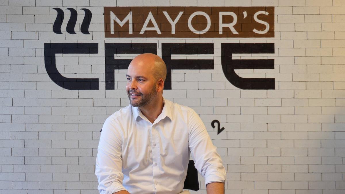 Manny Cid, candidato a la alcaldía de Miami-Dade, frente a su restaurante “Mayor’s Cafe”.