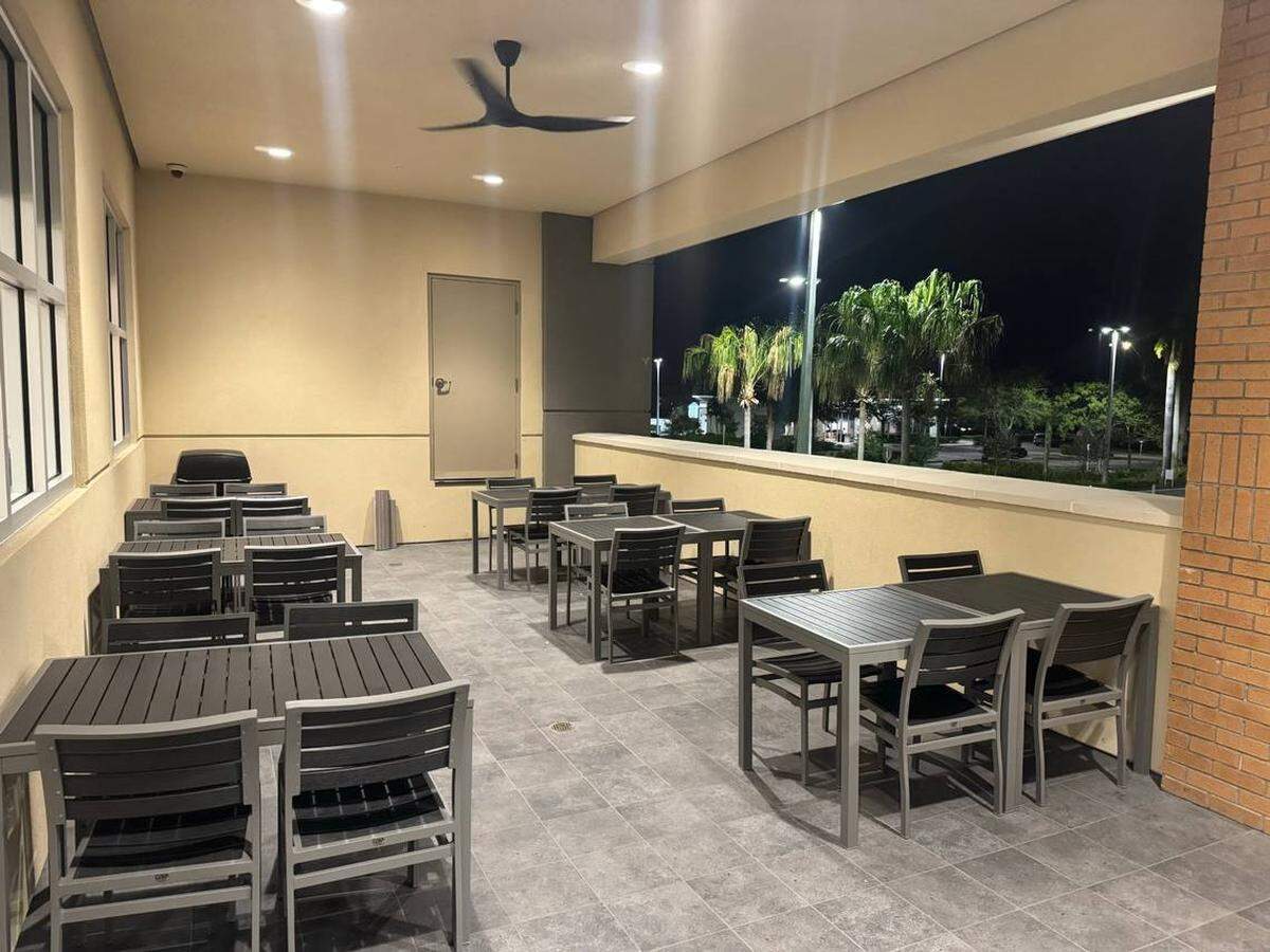 Área de descanso en el exterior del renovado Publix de Margate, ubicado en Palm Lakes Plaza, en abril de 2025.
