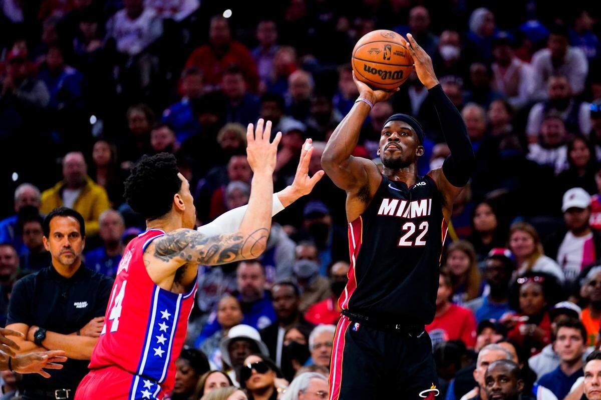 El jugador del Heat Jimmy Butler tira al aro ante la marca de Danny Green, de los 76ers, en el cuarto partido de la serie de playoffs , celebrado el 8 de mayo de 2022 en Filadelfia.