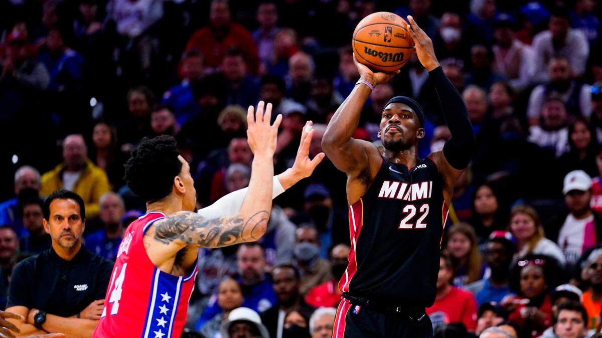 El jugador del Heat Jimmy Butler tira al aro ante la marca de Danny Green, de los 76ers, en el cuarto partido de la serie de playoffs , celebrado el 8 de mayo de 2022 en Filadelfia.