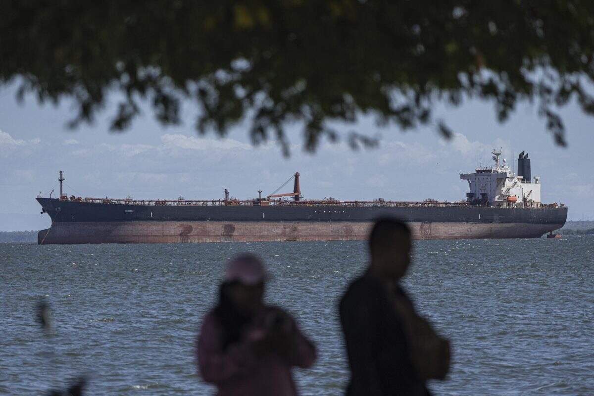 Fotografía de archivo fechada el 18 de diciembre de 2025 donde se observa un buque petrolero en el Lago de Maracaibo (Venezuela). 