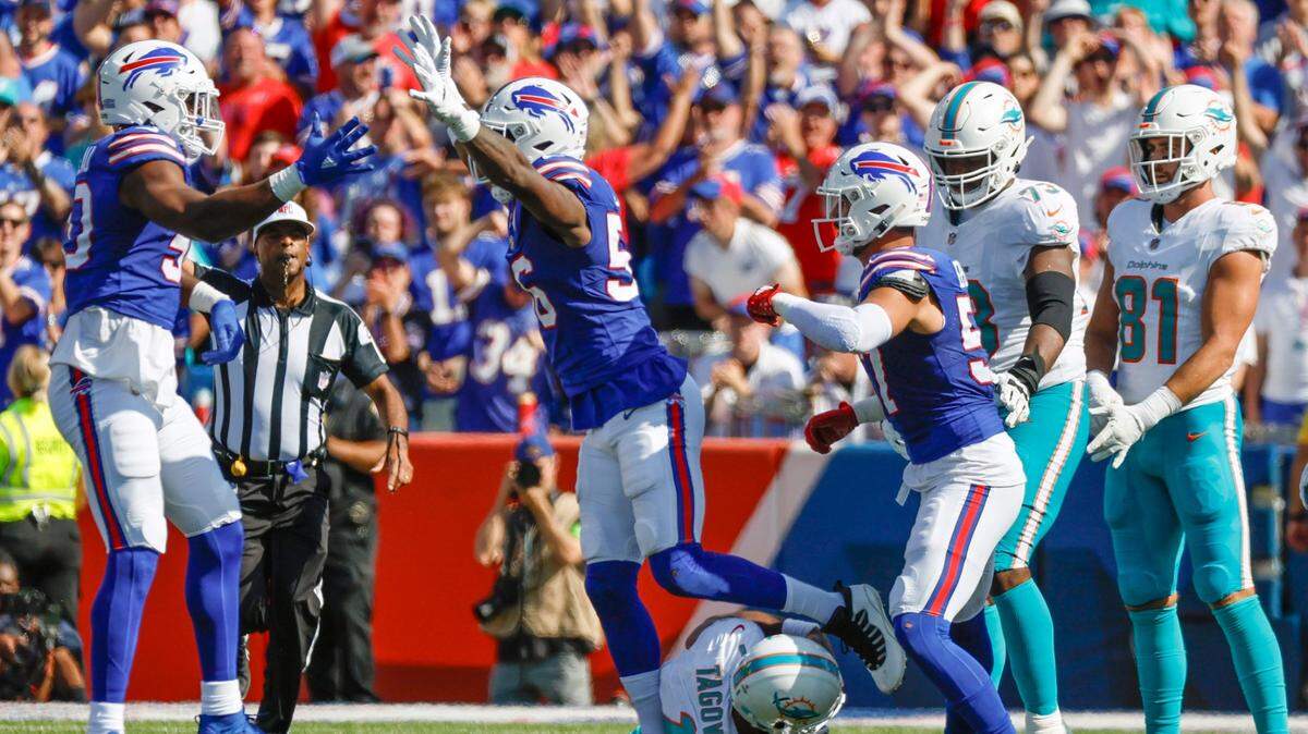 El quarterback de los Dolphins Tua Tagovailoa (1) es derribado por el defensive end de Buffalo Bills Greg Rousseau (50), en el partido de la NFL celebrado el 1ro de octubre de 2023 en Orchard Park, Nueva York.