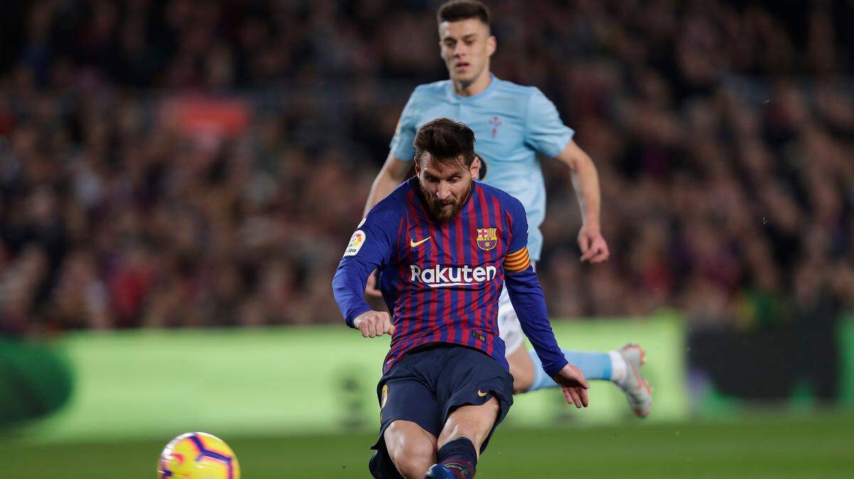 Lionel Messi patea el balón en un partido entre Barcelona y Celta de Vigo, el 22 de diciembre de 2018 en la liga española.