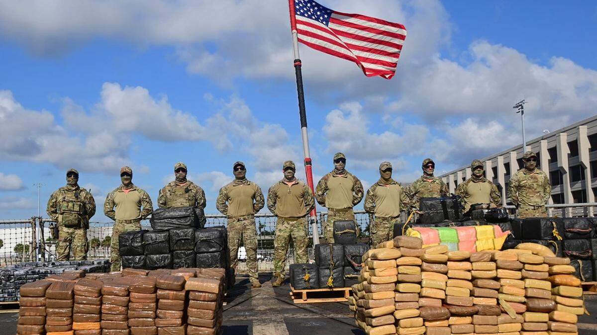 Guardacostas descargaron drogas por $69 millones en Port Everglades, Florida, el 4 de abril de 2023.