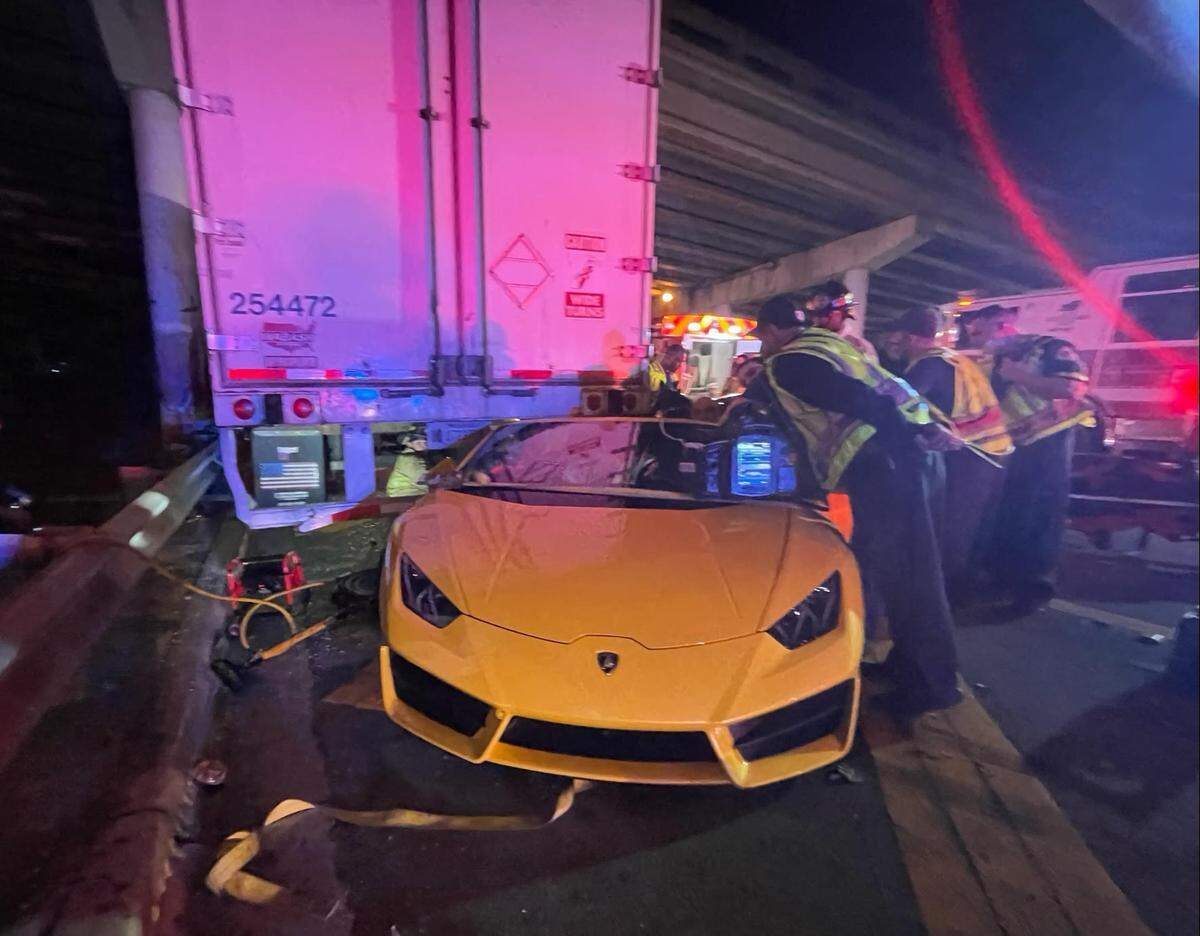 Un Lamborghini se estrelló contra la parte trasera de un camión con remolque en Miami quedando atrapado debajo de ese auto el 17 de enero de 2022.