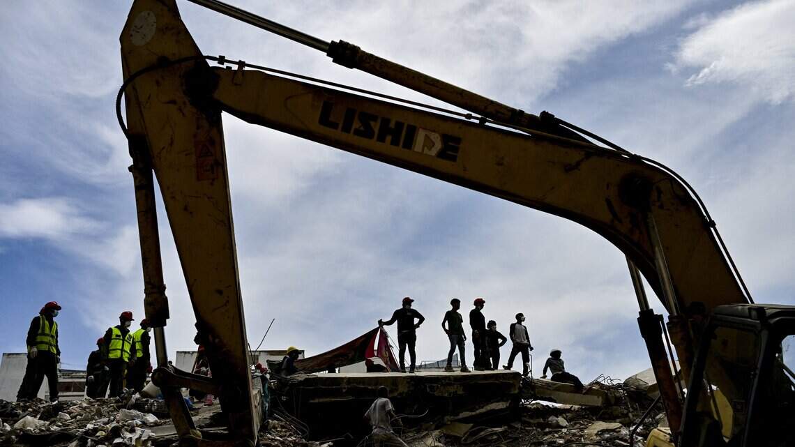 La Guaira, los intentos de recuperar cuerpos entre excavadoras y largas filas de comida