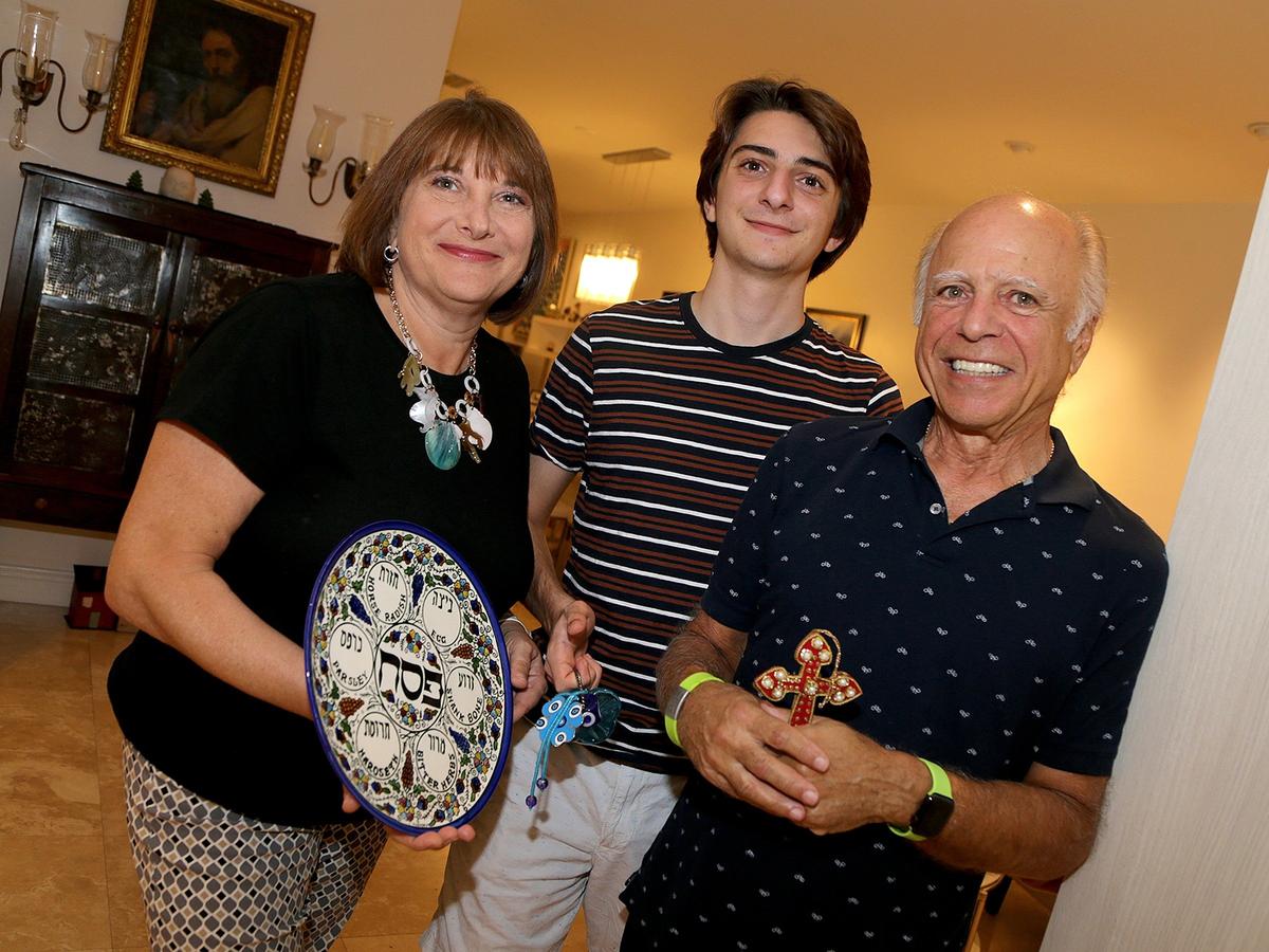 Karen Davis y Nick Athanassiadis con su hijo Michael (centro) en su casa de Coconut Grove, un hogar donde se respetan por igual las tradiciones judía y ortodoxa griega.