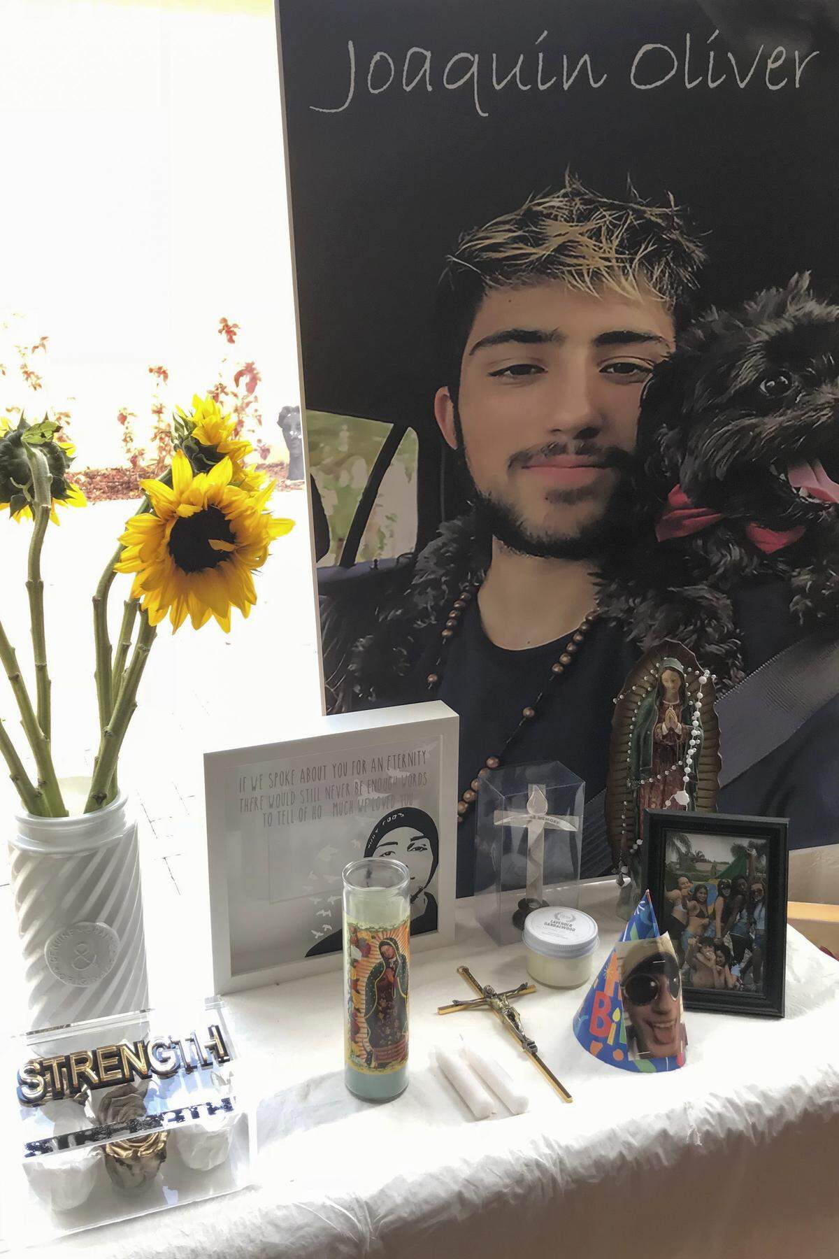 Un pequeño altar rinde tributo a Joaquín Oliver en la vivienda de sus padres en Coral Springs, Florida.
