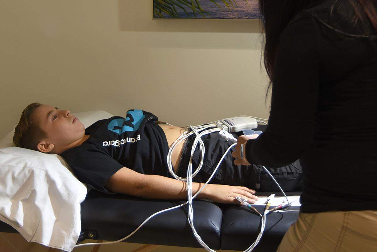 Un joven paciente durante un EKG.
