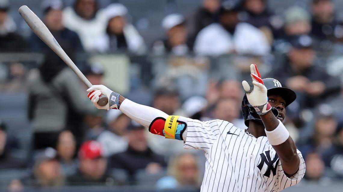 El pelotero de los Yankees Jazz Chisholm Jr. conecta un jonrón de tres carreras con su bate Torpedo en el partido ante los Cerveceros de Milwaukee, celebrado el 30 de marzo de 2025 en Nueva York.