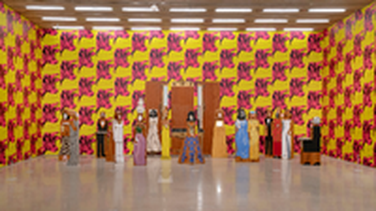 La última sección de la exposición presenta dos obras de Andy Warhol y Marisol que se estrenaron originalmente como instalaciones en galerías de Nueva York en 1966. Las paredes están revestidas con el papel pintado de vaca rosa y amarillo de Warhol.
