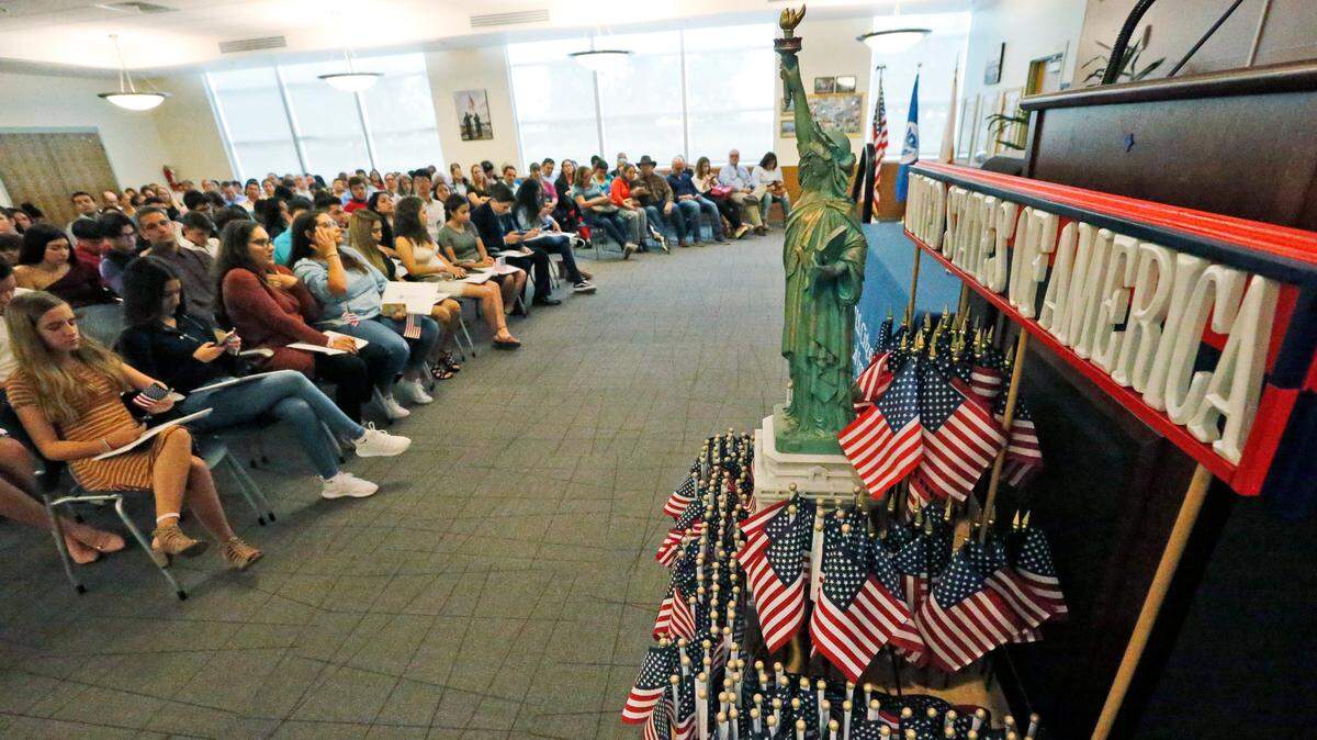 El Servicio de Inmigración y Ciudadanía (USCIS) de Estados Unidos, endurece medidas para el uso del idioma inglés de solicitantes de citas en sus oficinas. En la imagen, banderines de Estados Unidos y una representación en miniatura de la Estatua de la Libertad decoran la sala del recinto de USCIS en Kendall, donde el 30 de agosto de 2018 se realizó una ceremonia de naturalización.