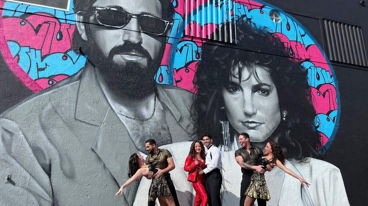 Elenco de la obra 'On Your Feet!' en el Actors’ Playhouse: Natalie Caruncho, Héctor Maisonet, Claudia Yanez, Jason Canela, Jeremey Adam Rey y Alejandra Matos frente a un mural del artista local Disem de los Estefans en  La Casa De Los Trucos en La Pequeña Habana.