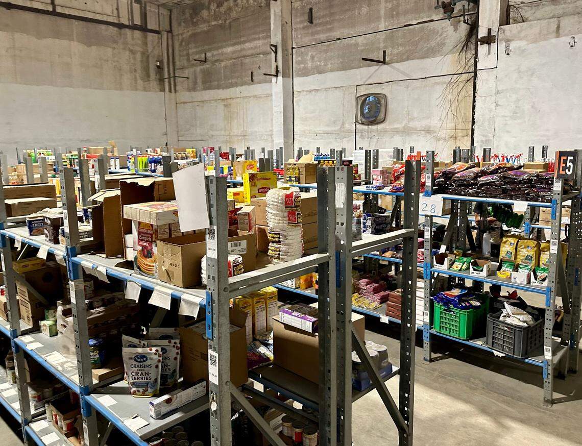 En un almacén en La Habana, paquetes de arándanos Ocean Spray se encuentran cerca de cajas de mezcla para waffles Country Barn, té Lipton y otros productos de marcas que se pueden encontrar en los supermercados de Estados Unidos. Las empresas privadas cubanas están importando alimentos de Estados Unidos y otros países a una escala nunca antes vista.