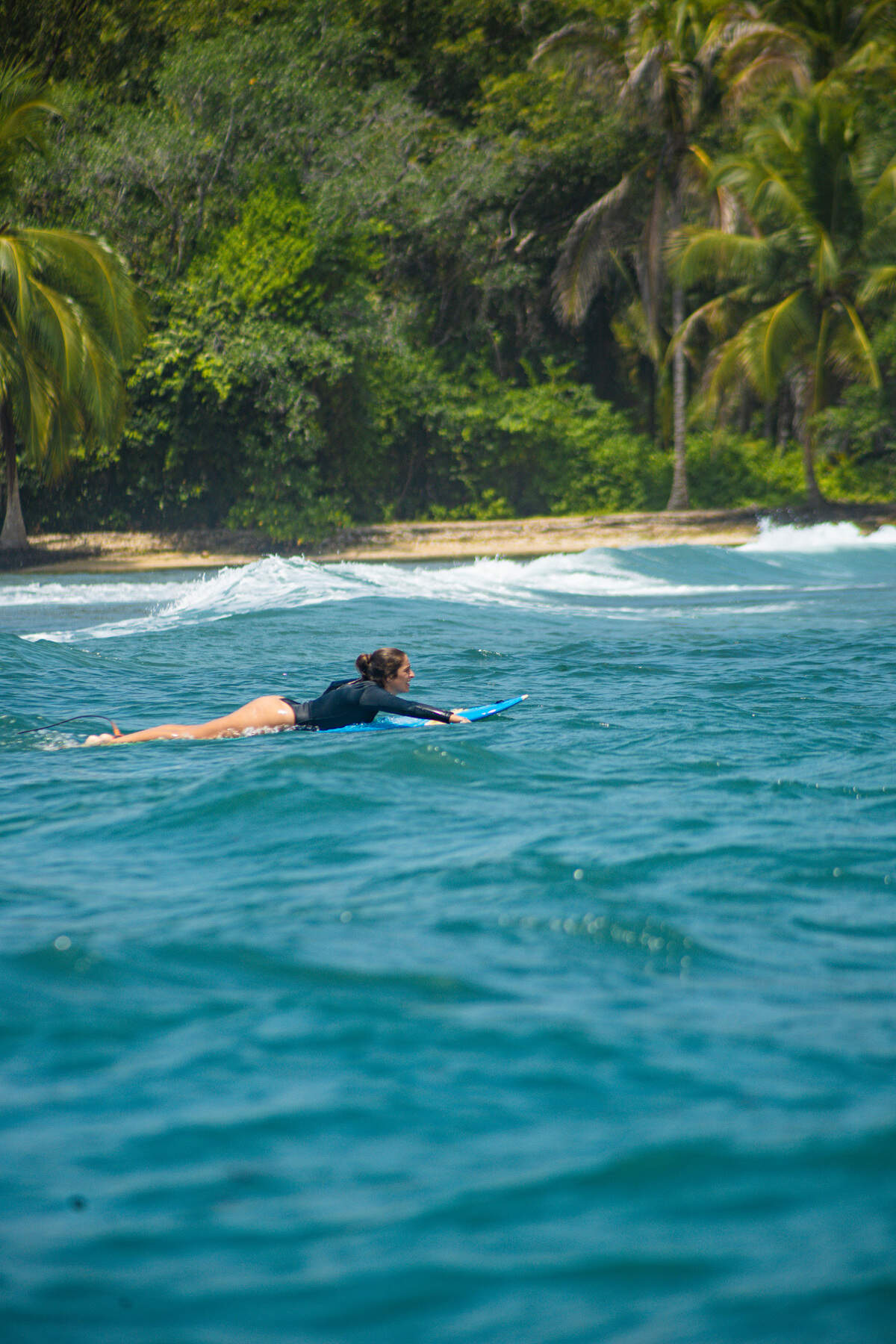 La propuesta se aleja del cliché del surf extremo: se trata de sentir la ola como un movimiento compartido con el mar.