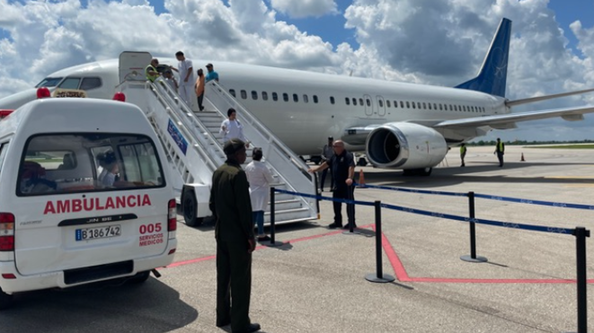 Cuba recibió este jueves al sexto grupo de migrantes irregulares cubanos devueltos de Estados Unidos desde que ambos países acordaron hace casi un año reactivar estos vuelos, informaron fuentes oficiales.