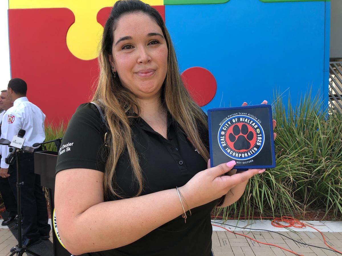 Patricia Domínguez, es madre de un niño de 11 años, con autismo, que estudia en la escuela autónoma de autismo del sur de Florida (SFACS). Ella fue una de las primeras representantes en recibir el kit de aroma que sirve como herramienta de búsqueda de una persona desaparecida