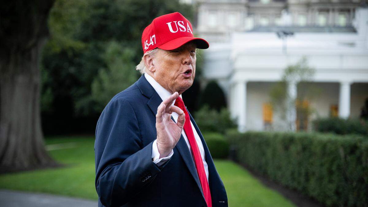 El presidente de Estados Unidos, Donald Trump, habla con miembros de la prensa en el Jardín Sur de la Casa Blanca tras salir del Marine One en Washington, D. C., EE. UU., el domingo 5 de octubre de 2025.